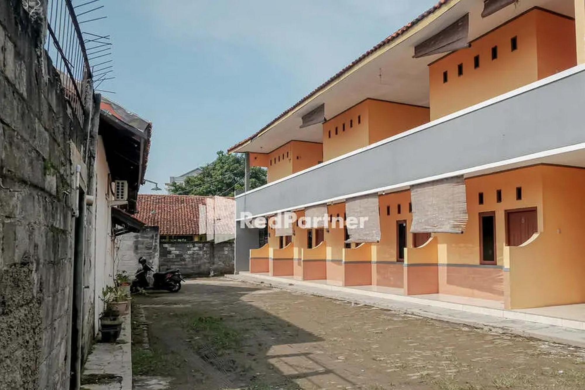Pondok Damai Guest House Syariah Mitra Reddoorz Cirebon Exterior foto